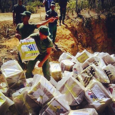 Capriles: "Esto es un gran fraude por parte del consejo nacional electoral en Venezuela quieren quemar las cajas en donde se encuentran los votos de todos los Venezolanos lo oficialistas de nuevo quieren hacer de las suyas."