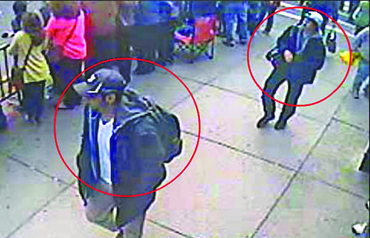 Las imágenes de una cámara de vigilancia muestran a los sujetos que portan mochilas sobre sus espaldas y gorras. El FBI llamó a la ciudadanía a entregar información sobre los individuos.