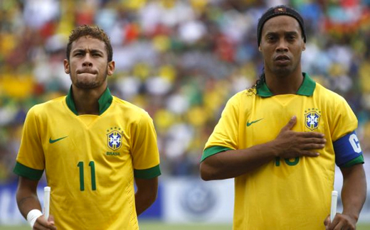 Neymar y Ronaldinho en el último amistoso ante Bolivia, el 6 de abril en Santa Cruz.