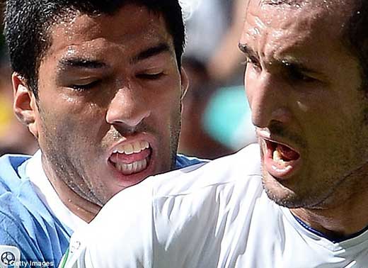 Suarez vs Chiellini